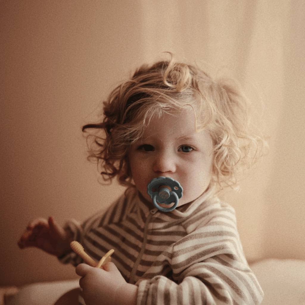 프리그 쪽쪽이를 물고 있는 아기