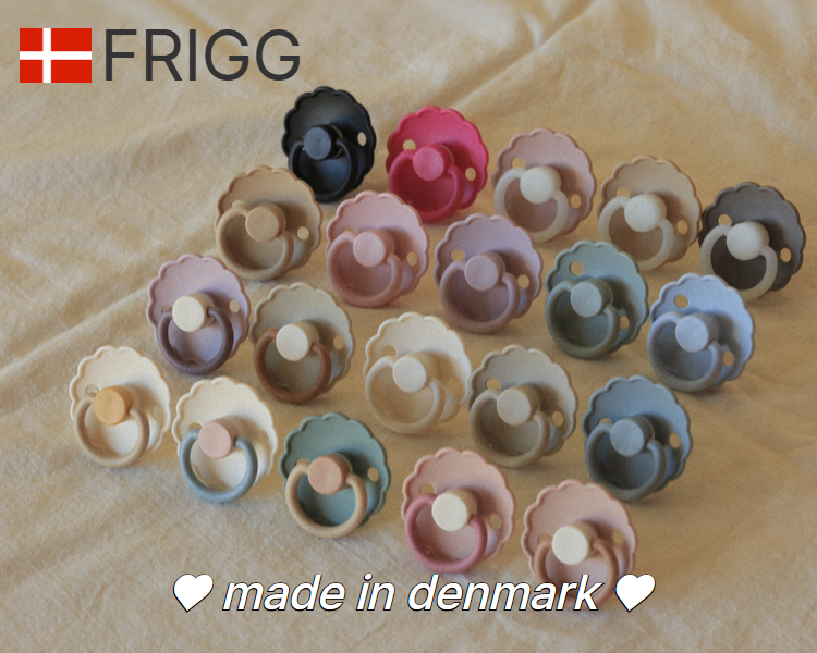 천연고무와 실리콘 쪽쪽이 비교 이미지, 두 종류 니플 소재 차이를 보여주는 아기 공갈젖꼭지 제품 컷, 북유럽 육아 스타일